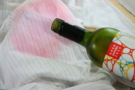 Как да се покаже една стара петно ​​от червено вино