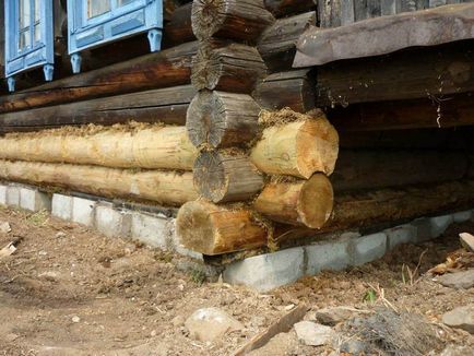 Как да се замени по-ниска короната в дървена къща