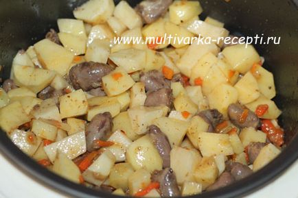 Картофи, задушени с пилешки сърца в multivarka