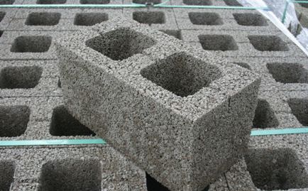 Разширените глина блокове с ръце образуват смес, пропорциите