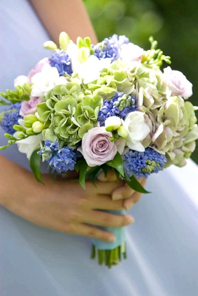 Състави от сватбени букети пиони, лилии, лалета, лилии, орхидеи, карамфили, брошки и