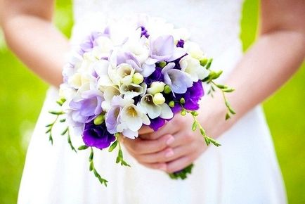 Състави от сватбени букети пиони, лилии, лалета, лилии, орхидеи, карамфили, брошки и