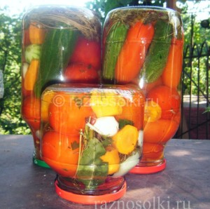 Домати консервирани, домати със зеленчуци