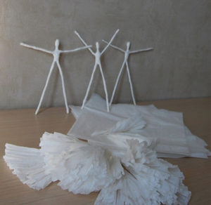 Кукли, изработени от хартия с ръцете си (модели верига), източник на добра надежда