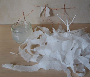 Кукли, изработени от хартия с ръцете си (модели верига), източник на добра надежда