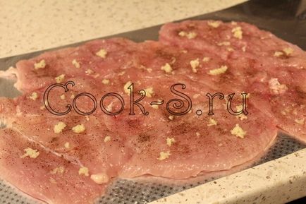 Пилешко руло със сирене - стъпка по стъпка рецепта със снимки закуски