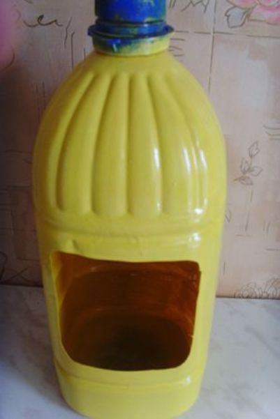 Bee на пластмасови бутилки