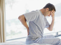 Защо болки в гърба след събуждане сутрин и през нощта, предизвиква силна болка