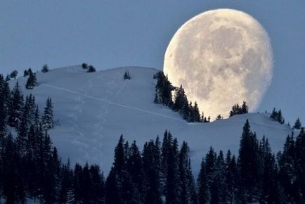 Защо луната на хоризонта се появява по-голям