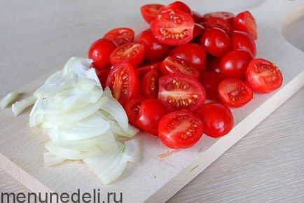 Рецепта за салата от домати и краставици с лук в детска градина
