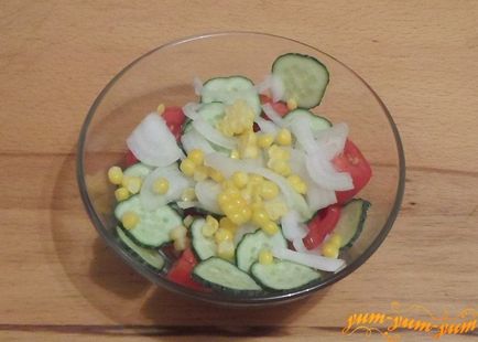 Рецепта за салата от домати, краставици и царевица
