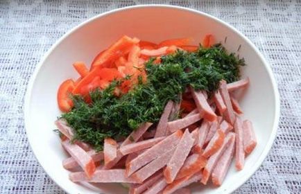 Рецепта салата с пушена наденица и краставица