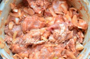 Свинско с доматено пюре, кисели краставички рецепта за 2 Часа