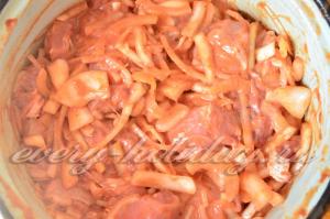 Свинско с доматено пюре, кисели краставички рецепта за 2 Часа