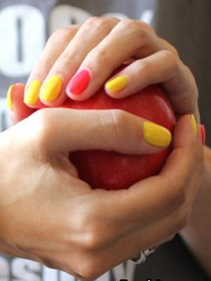 Комбинацията от цветен лак за нокти и снимка на многоцветни ноктите с красиви комбинации