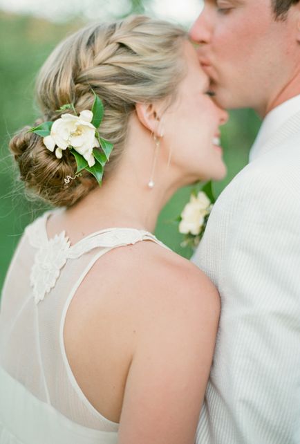 Сватбена прическа с цветя, сватбени прически