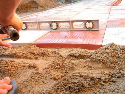 Полагане на тротоарни плочи върху пясък надеждна технология