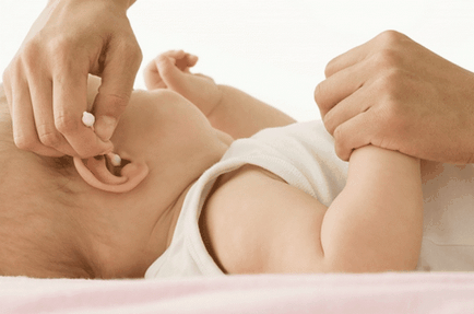 Грижа за новородено бебе уши - точните правила!