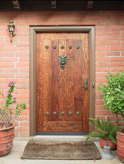 Секция дървени врати с ръцете си се мъдро ръководят врата