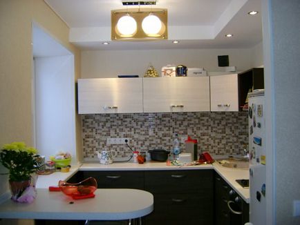 Малък хладилник в кухнята, където да се постави, интериорен дизайн, снимки, видео инструкция