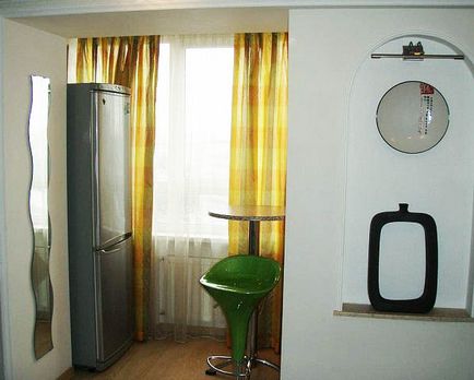 Малък хладилник в кухнята, където да се постави, интериорен дизайн, снимки, видео инструкция