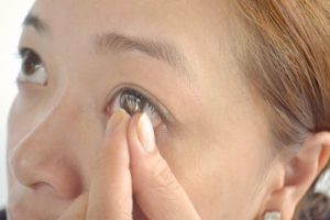 Как да поставите лещите в окото