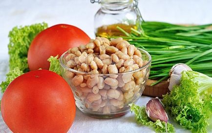 Салата с боб и домати Салата с боб и домати