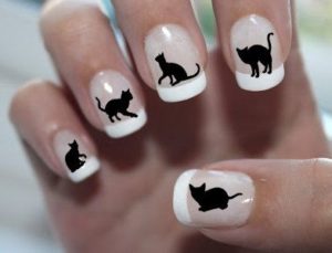 Опирайки се на нокти с котки