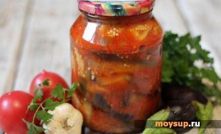 Малката салата с патладжан, домати и чесън (маруля) Вкусна салата с патладжан, домати и чесън