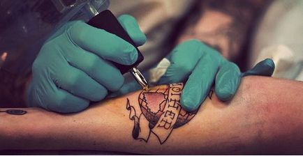 Болка по време и след прилагането на татуировки - татуировка салони и татуист