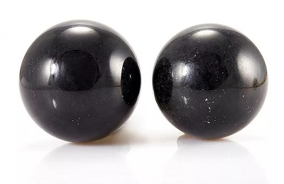 Черен камък в бижута името на скъпоценни или полускъпоценни минерални