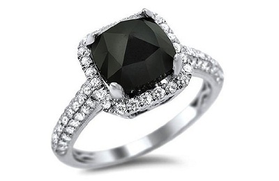 Черен камък в бижута името на скъпоценни или полускъпоценни минерални