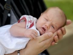 Какво да правим, ако бебето хълцане - някои полезни съвети за родители