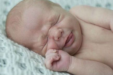 Какво да правите, ако новородено хълцане, как да се справят с хълцане