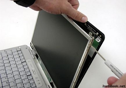 Какво става, ако екрана на лаптопа се разби пукнатини в матрицата