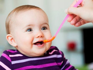 Co Колко месеца може да започне да привлече дете маса на допълнително хранене, в зависимост от