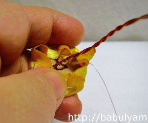 Цветята на сатенени панделки майсторски клас с помощта на тънки ивици