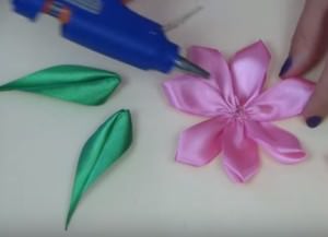 Цветята на сатенени панделки с ръцете си, с примери микрона (видео)