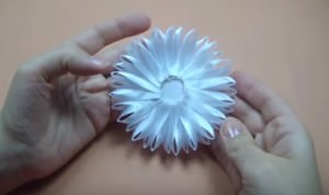 Цветята на сатенени панделки с ръцете си, с примери микрона (видео)