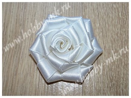 Да направим една проста и елегантна роза от ленти - ф