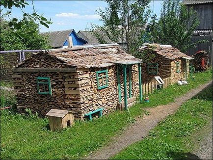 Къща в село с ръцете си в дърво