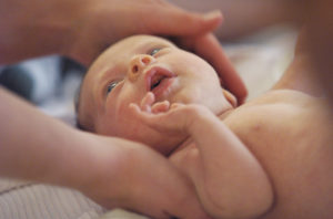 Хълцането при новородени какво да правят, причини, лечение