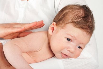 Хълцането на новороденото след хранене причини и какво да правя