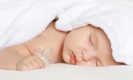 Като новородено трябва да спи в креватчето да спи като бебе (снимки)