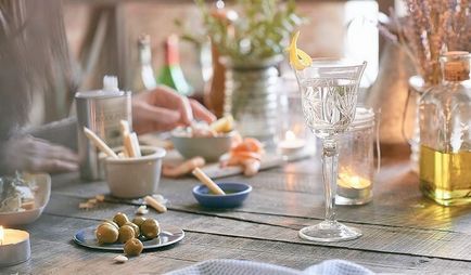 Как и с какво да се пие мартини Bianco, Rosso, екстра сухи и Rosato (изстудена коктейлна чаша) Как и с какво да се пие мартини Bianco, Rosso, екстра сухи и Rosato