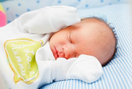 Как да носите новороденото в дома на топли и студени дни