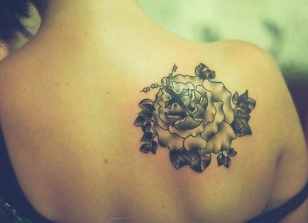 Каква стойност има татуировка във формата на рози (10 снимки)