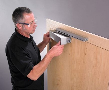 Как да се коригира за затваряне на врата с ръце