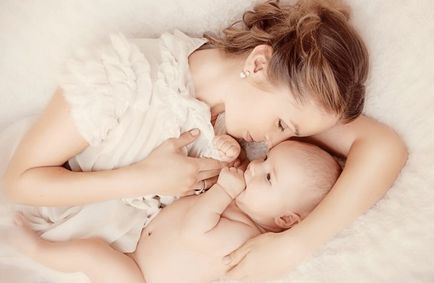 Как да се научи детето да спи сам в креватчето и се отбива сън заедно с майка си