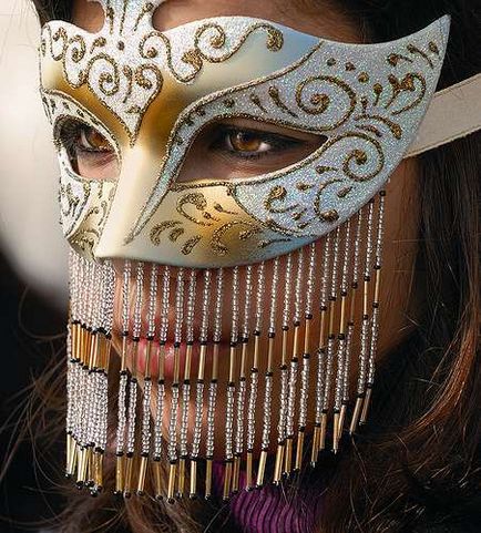 Как да си направите маска с ръцете си в карнавал